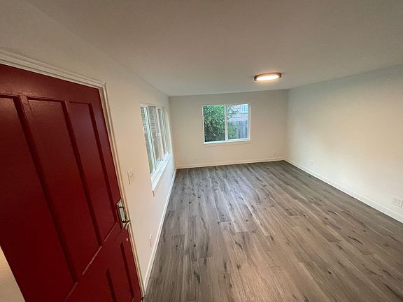 3rd image of 11742 Roosevelt Way NE