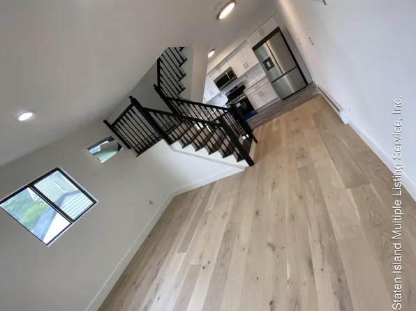28 Davis Ct, Staten Island, NY 10310