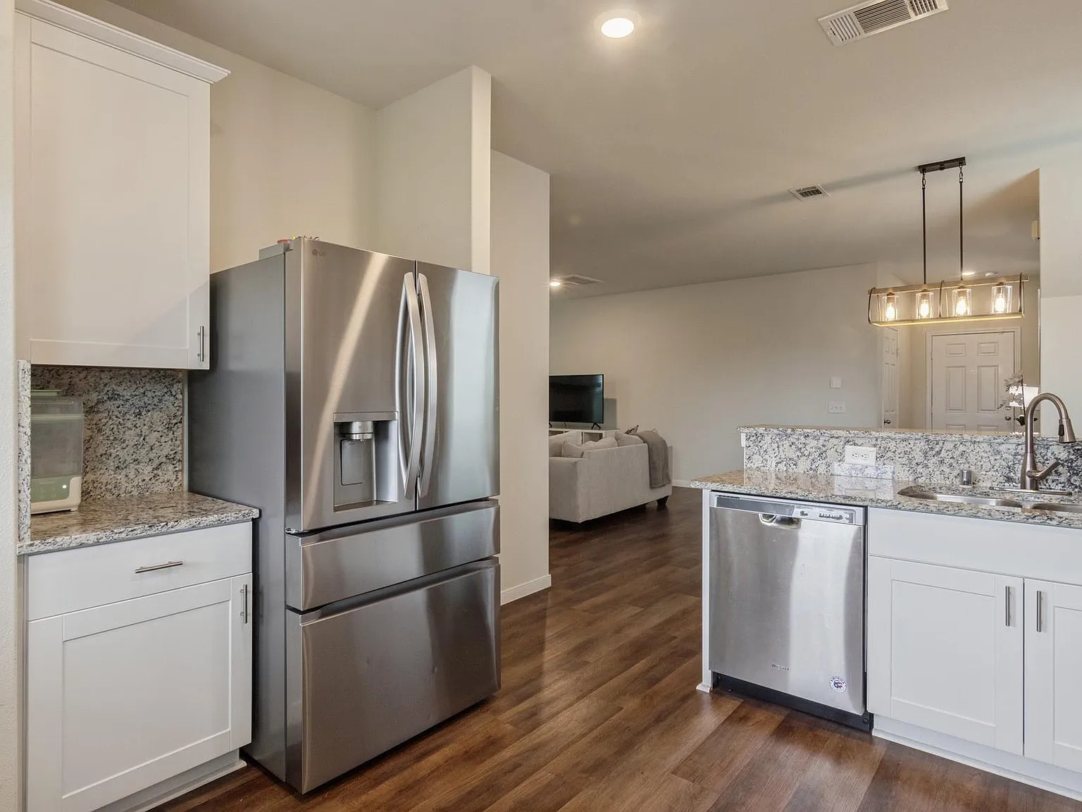 4 bed, 2.5 bath, 2082 sqft, $2,500 — Photo 4
