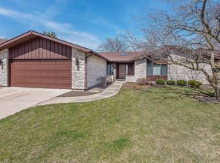 3110 River Falls Dr, Northbrook, IL