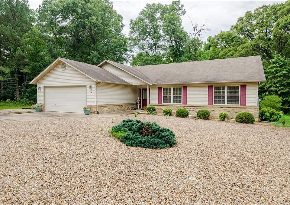 Level lot, adorable home, wooded area behind, no homes to the left or right!!!