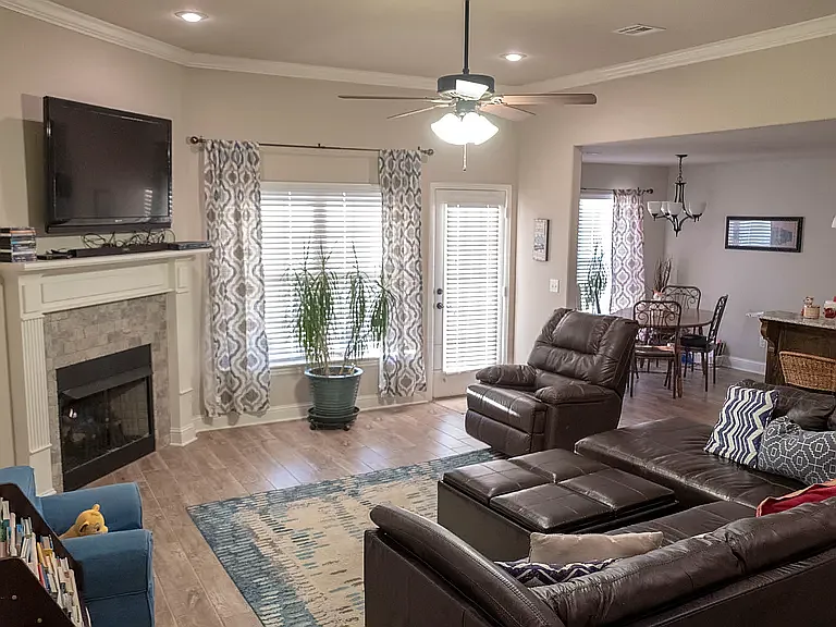4 bed, 1958 sqft, $2,100 — Photo 2