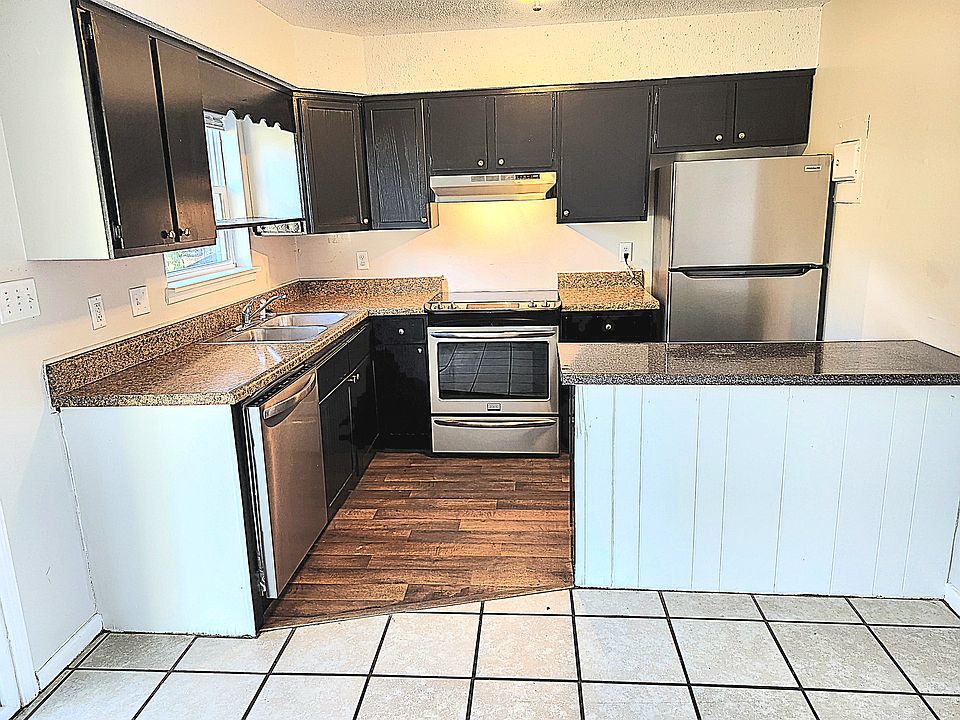 Kitchen with breakfast bar