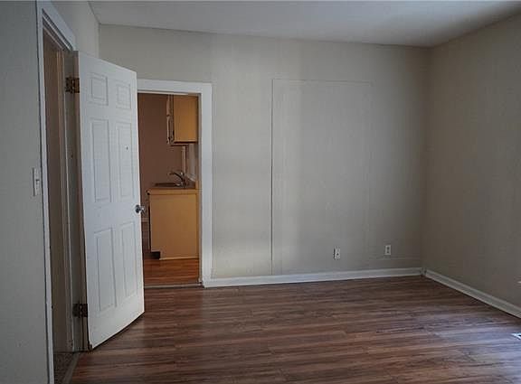 5th image of 418 W Linn St