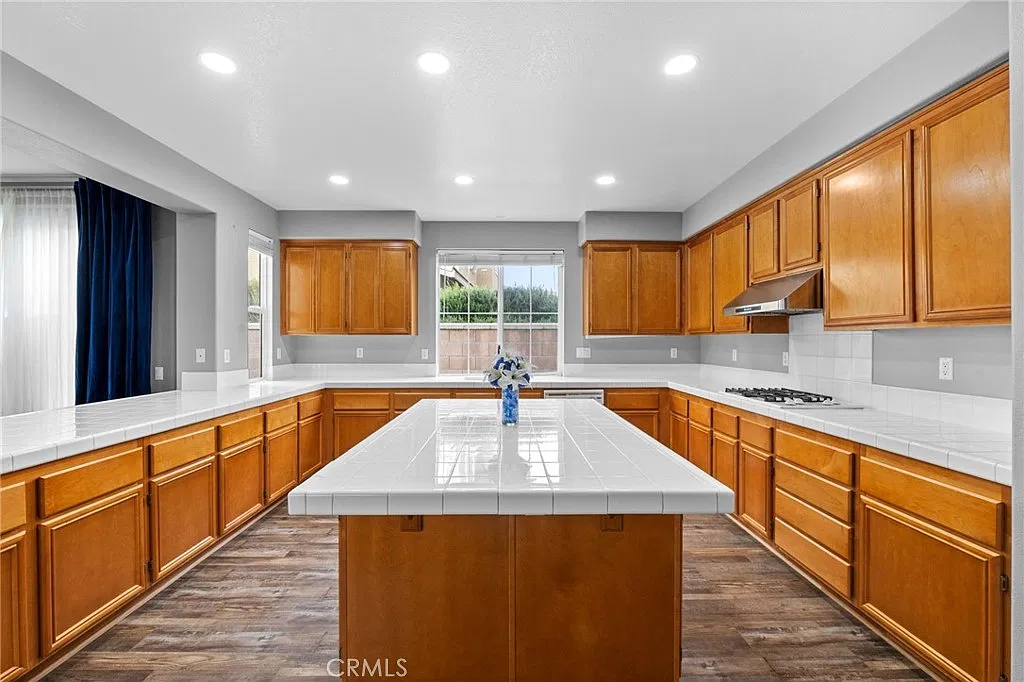 4 bed, 2420 sqft, $3,500 — Photo 2