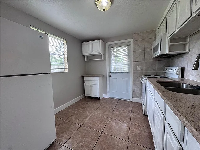 514 Winham St — Photo 7