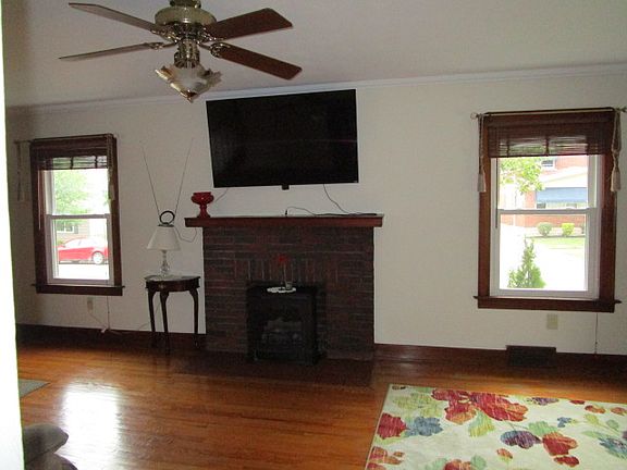 Living Room/Fireplace