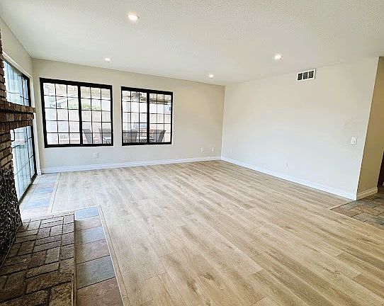 5th image of 1836 N Sacramento Ave #A