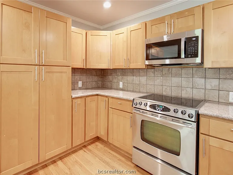 1004 Edgewood Dr — Photo 11