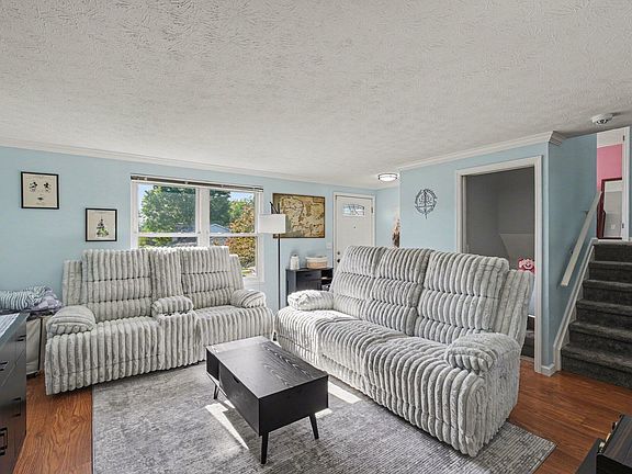 3rd image of 88 Surrey Ct
