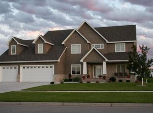 630 Vineyard Dr, Grand Forks, ND 58201