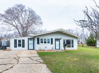440 Oakwood Rd, Wauconda, IL 60084
