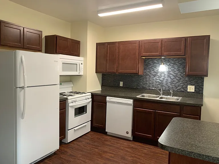 135 E Broadway Ave — Photo 8