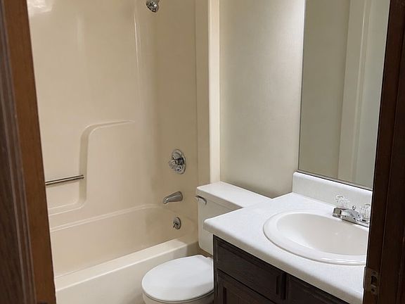 2nd image of 945 Fox Point Sq APT 5