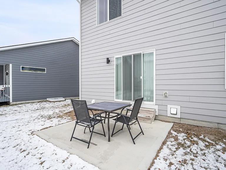 690 SE Booth Ave — Photo 28