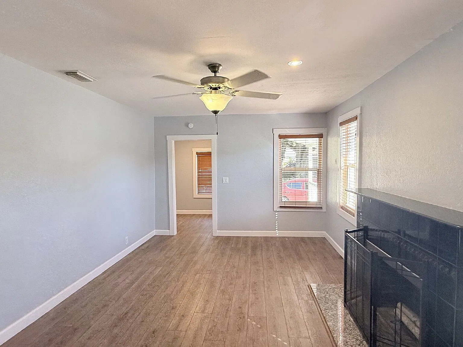 3 bed, 1.0 bath, 997 sqft, $1,995 — Photo 2