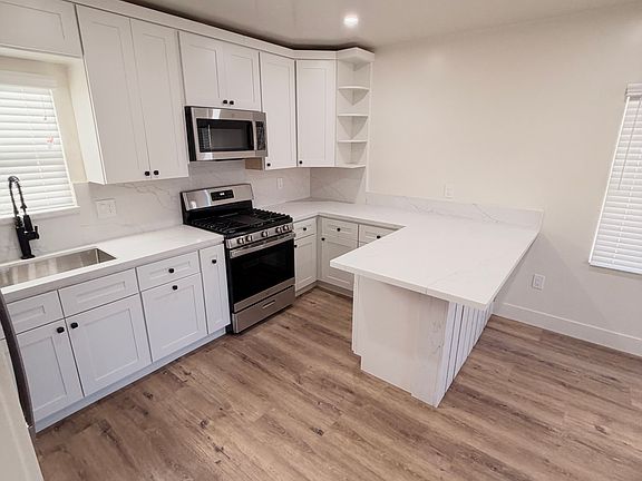 4th image of 1079 Orizaba Ave