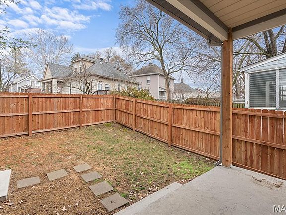 3rd image of 2620 Lyle Ave