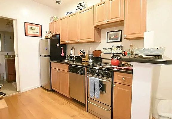 3rd image of 191 Orchard St APT 3A