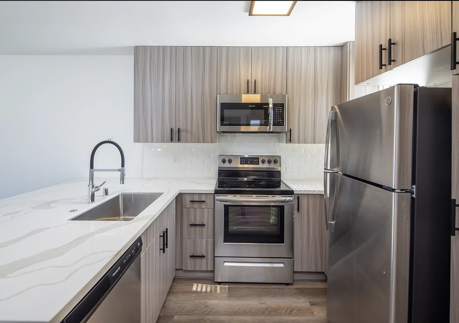 Gorgeous huge units in premier location! ASK ABOUT OUR MOVE-IN SPECIALS!! — Photo 4