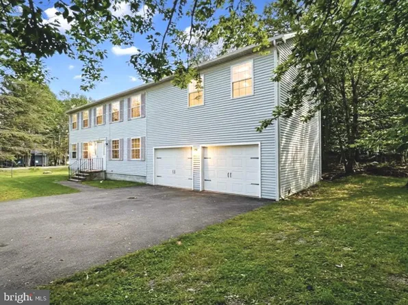 1226 Country Place Dr, Tobyhanna, PA 18466