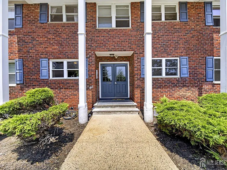 42A Woodedge Ave #8 — Photo 2