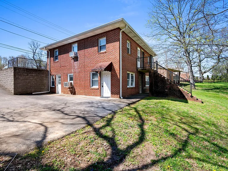 521 Hawkins Rd — Photo 16