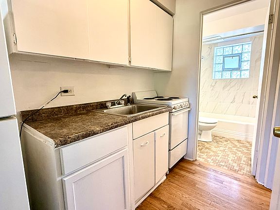 5th image of 945 Troost Ave APT 7