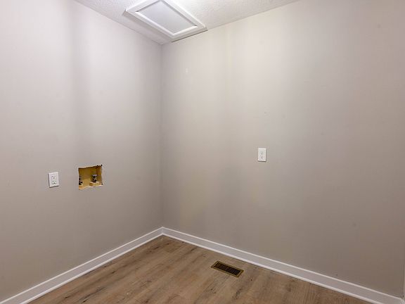 5th image of 109 Mountain View Dr