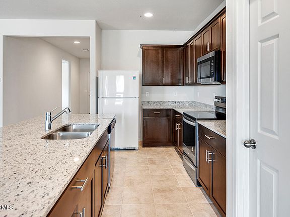 3rd image of 43600 W CYPRESS Lane