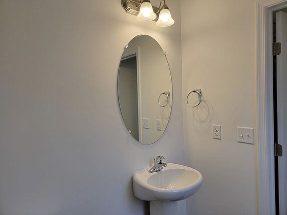 4th image of 123 Robert Cir #L-0034