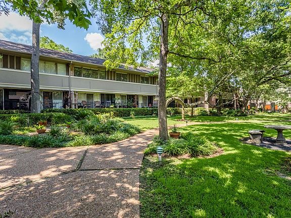 Woodway Glen complex is just minutes to the Galleria and downtown Houston.
