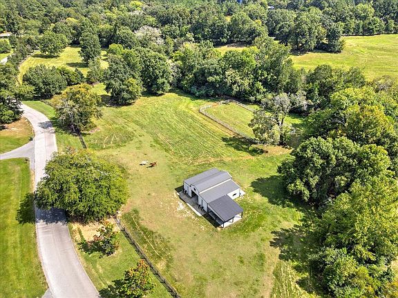 4th image of 1001 Saddlebrook Dr