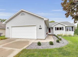 1224 Bluegrass Ln, Menasha, WI 54952