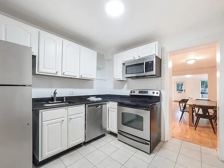 319 I St NE — Photo 4
