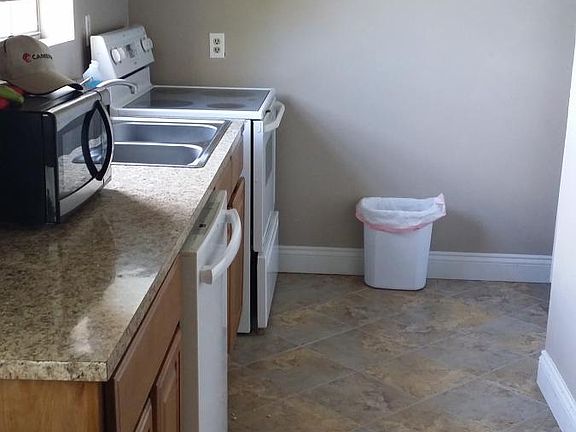 Galley Kitchen All appliances