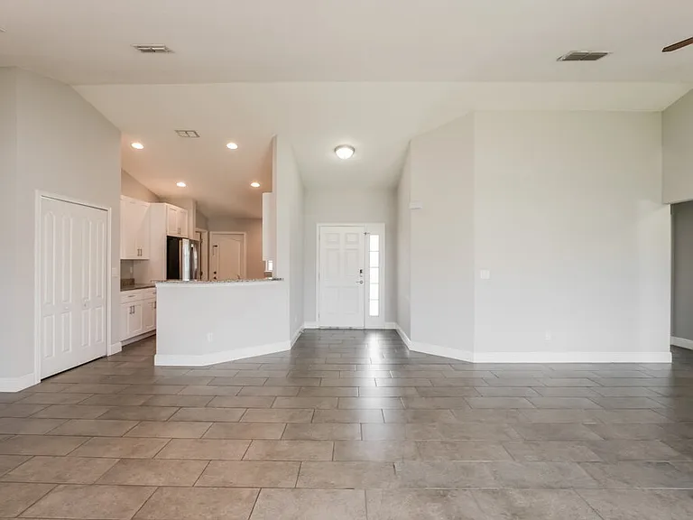 433 Bloomfield Dr — Photo 3