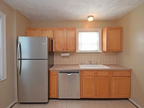 Kitchen. Newer appliances!