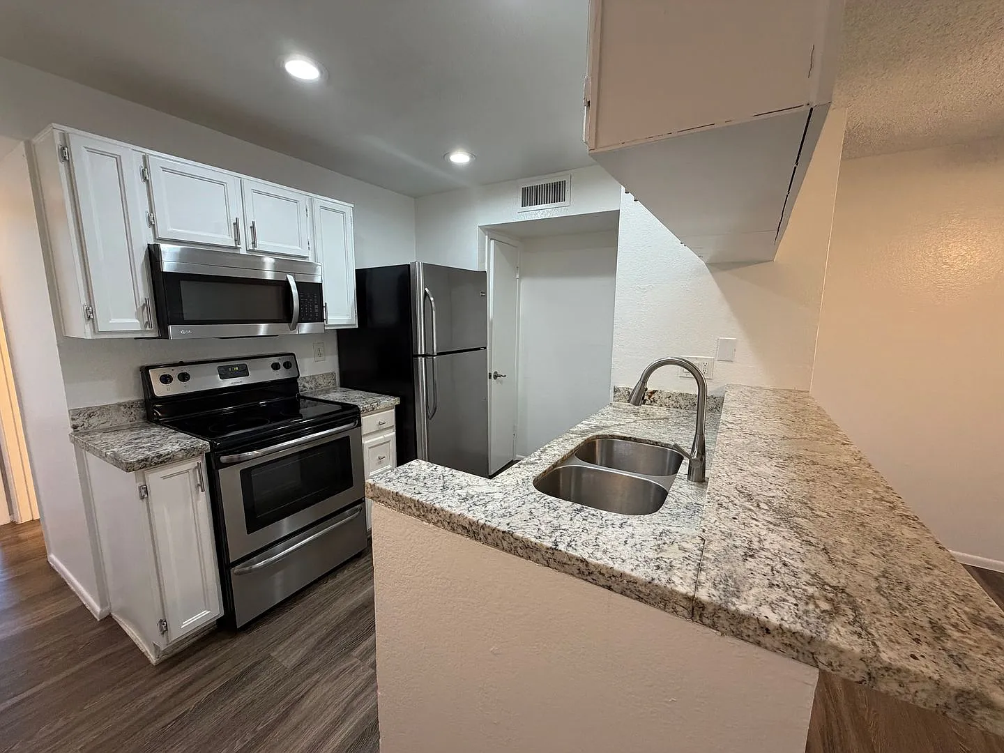 $0 First Month! Remodeled 2BR/2BA Condo in Central Mesa | Garage, Pool & Vaulted Ceilings — Photo 2
