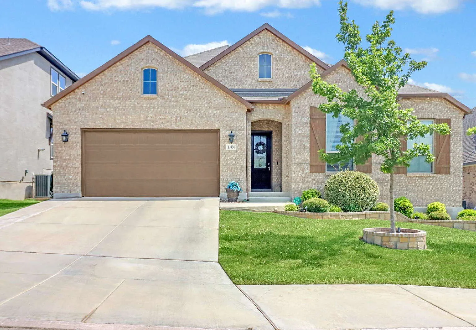 4 bed, 3.5 bath, 2868 sqft, $2,800 — Photo 1