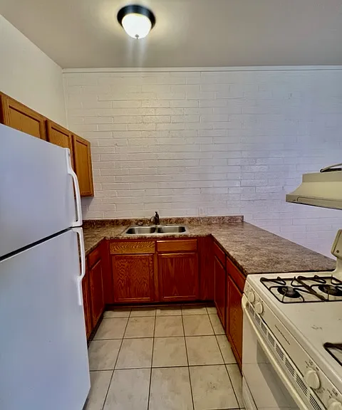 2348-2362 Emporia Apartments — Photo 10