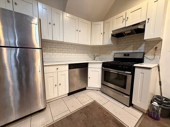 3rd image of 263 Irving Ave #1R