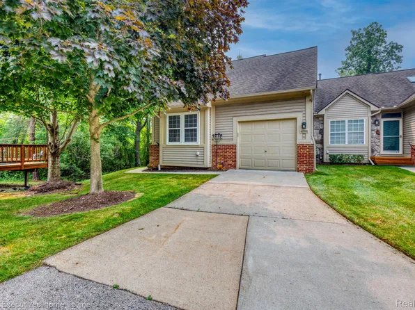 41993 Arrowhead Dr, Novi, MI 48377
