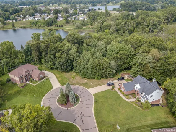 1691 Algonquian Trl, Lake Orion, MI 48362