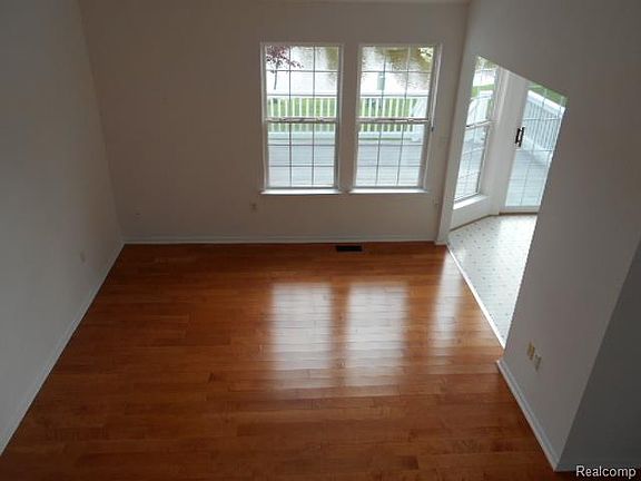3rd image of 4273 Hunters Cir E