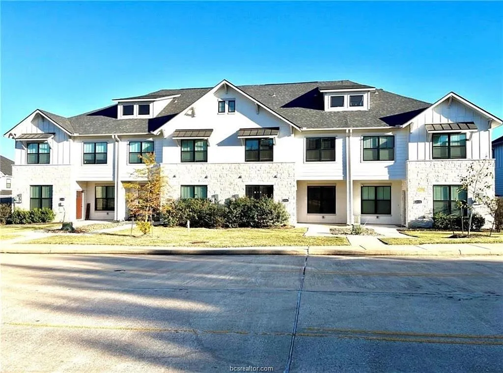 4 bed, 4.5 bath, 1864 sqft, $560 — Photo 1