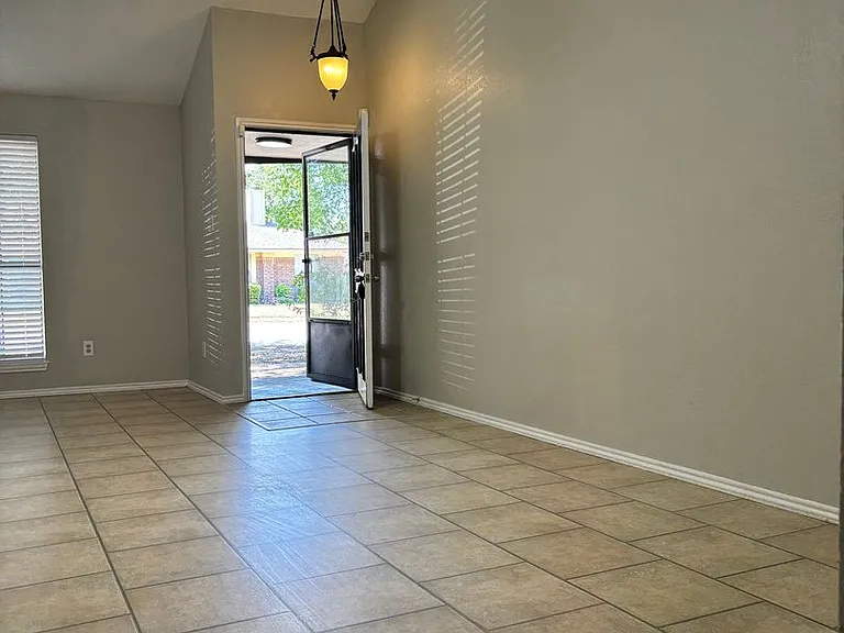 104 Glade Shadow Dr — Photo 4