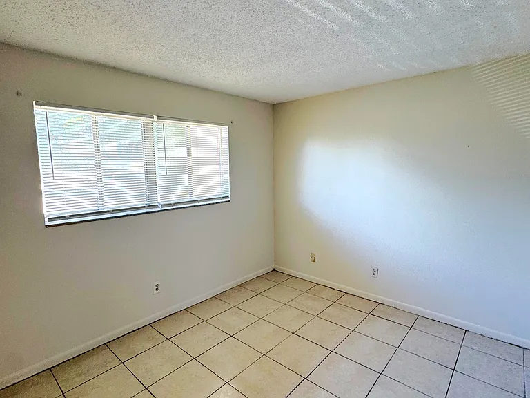 933 W Jasmine Dr — Photo 12