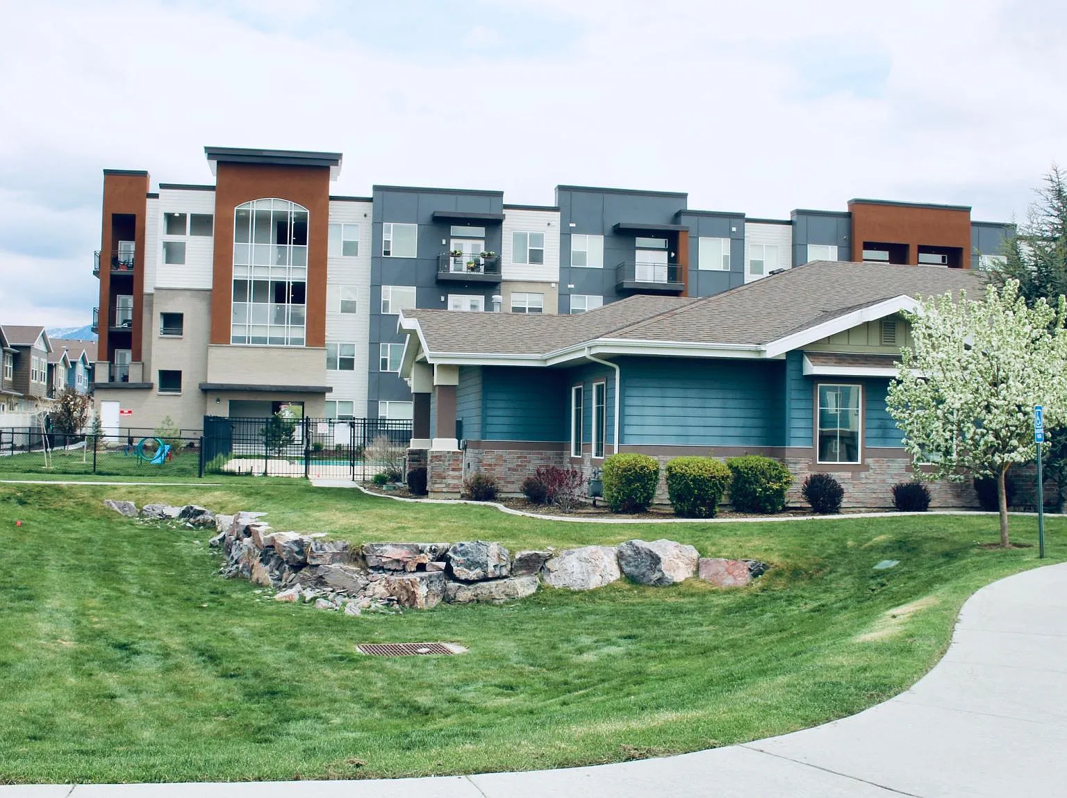 2 bed, 1300 sqft, $1,850 — Photo 2