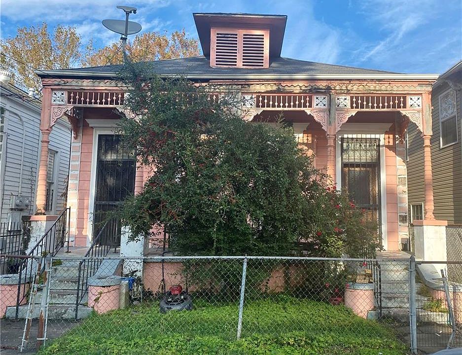 2nd image of 2421 Columbus St